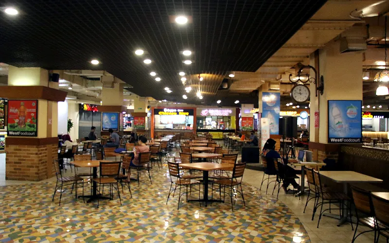 Sejumlah pengunjung memesan makanan di salah satu restoran di Mall Artha Gading, Jakarta Utara, Selasa (30/11). Aturan Restoran untuk makan dan minum diberi waktu 60 menit dengan maksimal kapasitas pengunjung 50 persen pada kebijakan PPKM Jawa Bali yang naik menjadi Level 2 hingga dua pekan mendatang. Robinsar Nainggolan