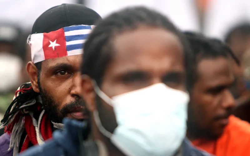 Front Rakyat Indonesia untuk West Papua (FRIWP) menggelar aksi perayaan 60 tahun deklarasi kemerdekaan Papua Barat di depan Patung Kuda, Jakarta Pusat, Rabu (1/12). Mereka menuntut agar pemerintah dapat segera menarik aparat militer atau TNI yang diterjunkan di Bumi Cendrawasih. Robinsar Nainggolan