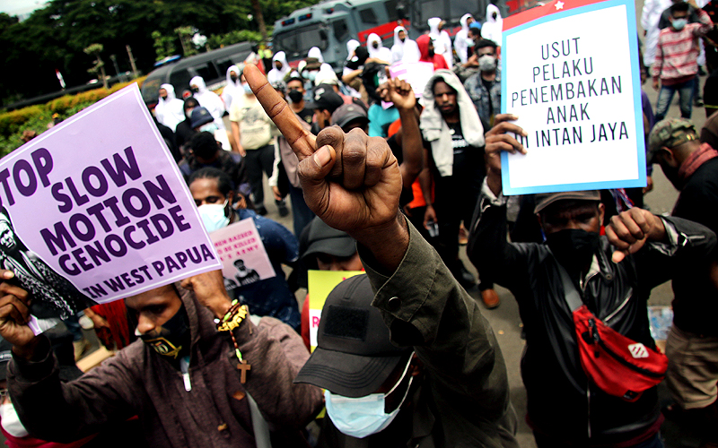 Front Rakyat Indonesia untuk West Papua (FRIWP) menggelar aksi perayaan 60 tahun deklarasi kemerdekaan Papua Barat di depan Patung Kuda, Jakarta Pusat, Rabu (1/12). Mereka menuntut agar pemerintah dapat segera menarik aparat militer atau TNI yang diterjunkan di Bumi Cendrawasih. Robinsar Nainggolan