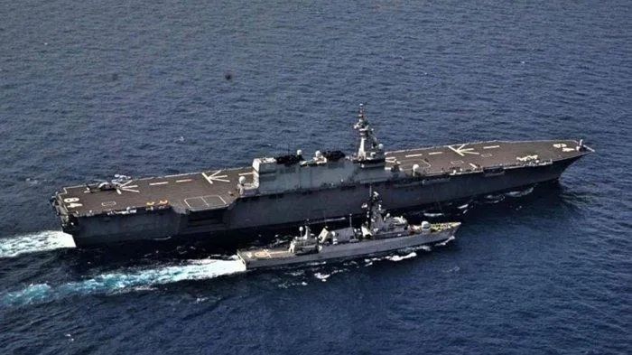Kapal induk Jepang JS Kaga berlatih bersama KRI John Lie-358 di Laut Natuna (TNI AL)  ,foto tribunmedan