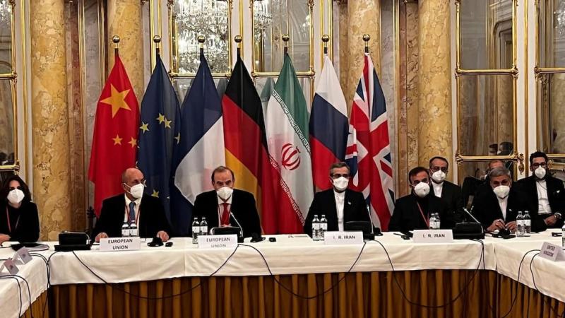 Wakil Sekjen European External Action Service (EEAS) Enrique Mora dan kepala perunding nuklir Iran Ali Bagheri Kani menunggu dimulainya pertemuan Komisi Gabungan JCPOA di Wina, Austria 3 Desember 2021. (Foto: Reuters)