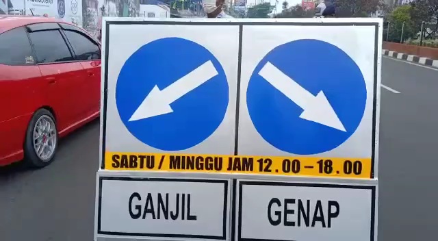 Satuan Lalu Lintas Polres Metro  Depok dibantu TNI serta Dinas Perhubungan melaksanakan uji coba pemberlakuan ganjil genap untuk kendaraan roda empat di Jalan Raya Margonda Depok, Jawa Barat, Minggu Sore.