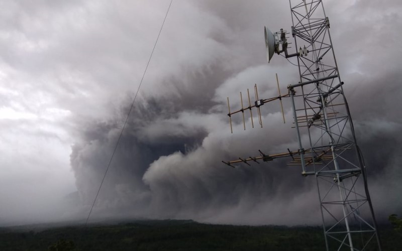 Foto guguran awan panas Gunung Semeru - BNPB