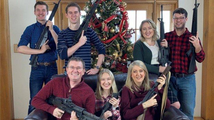 Thomas Massie anggota kongres AS dari Partai Republik berfoto bersama keluarganya usai kasus penembakan brutal di sebuah sekolah di Michigan (Twitter)