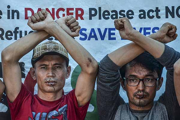 Protes ke UNHCR dan IOM, pengungsi Afghanistan lakukan aksi jahit mulut di Pekanbaru (Antara/Yudhie)