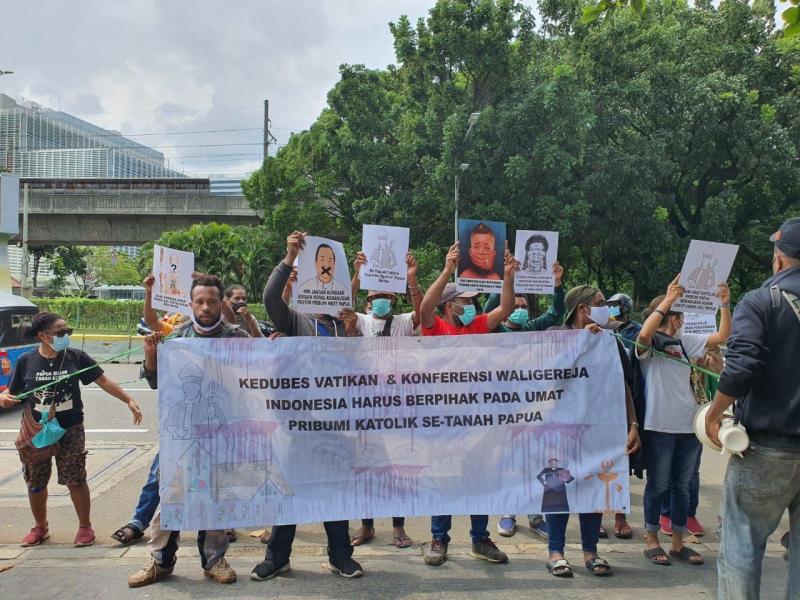 Front Mahasiswa Papua Katolik menggelar demo damai di depan kantor kedutaan besar Vatikan (Jubi)