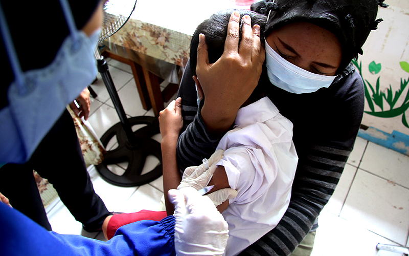 Vaksinasi corona untuk anak 6-11 tahun mulai digelar di Jakarta mulai hari ini, 14 Desember 2021. Lokasi vaksinasi anak ini digelar di sekolah-sekolah di Jakarta salah satunya Sekolah Dasar Negeri (SDN) Utan Kayu Utara 01. Dikutip dari pengumuman Pemerintah Provinsi DKI Jakarta, vaksinasi bakal dibuka di sekolah, fasilitas kesehatan dan pos vaksinasi lainnya. Robinsar Nainggolan