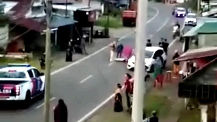 Foto: Tangkapan layar video viral mobil Polantas hanya lewat saat korban kecelakaan terkapar di jalanan di Bulukumba, Sulsel. (dok. Istimewa)