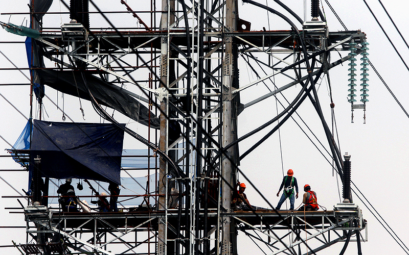 Para pekerja  melakukan pembangunan Saluran Udara Tegangan Ekstra Tinggi (SUTET) di kawasan Penggilingan, Jakarta Timur, Selasa. PT PLN (Persero) membangun tiga proyek infrastruktur listrik tegangan tinggi di Jakarta, yakni gas insulated substation (GIS) 150 kV extension 150 kV Penggilingan, GIS 150 kV Penggilingan II, dan Saluran Kelistrikan Tegangan Tinggi (SKTT) 150 kV Penggilingan II-Penggilingan sebagai upaya menjaga keandalan listrik Ibu Kota, khususnya Jakarta Timur. Robinsar Nainggolan.