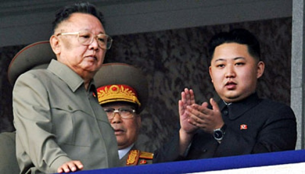 Pemimpin Korea Utara Kim Jong Il (kiri) dan putranya Kim Jong Un, saat menghadiri acara peringatan 65 tahun Partai Buruh di Pyongyang, Korea Utara (10/10). AP/Kyodo News