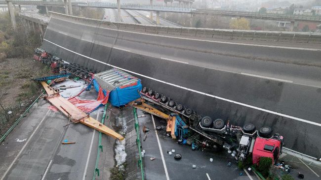 Sebuah bagian jembatan tol di China ambruk dan menimpa sejumlah kendaraan yang tengah melintas di bawahnya hingga menewaskan 4 orang. (Foto: via REUTERS/STRINGER)