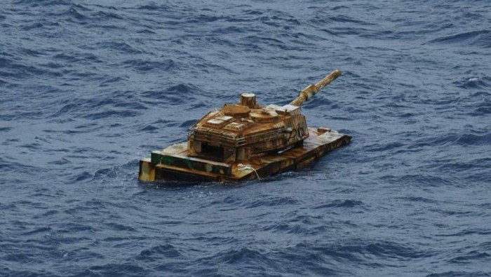 Benda mirip tank hanyut di Laut Natuna  (detikcom)