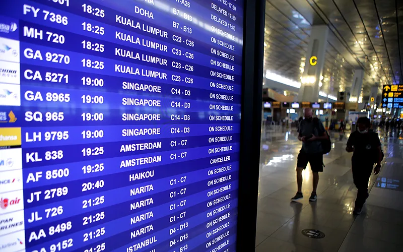 Sejumlah penumpang pesawat berjalan di area Terminal 3 Bandara Internasional Soekarno Hatta, Tangerang, Banten. Direktorat Jenderal Imigrasi Kementerian Hukum dan Hak Asasi Manusia mencatat selama periode 1 hingga 16 Desember 2021, sebanyak 37.214 WNI melakukan perjalanan ke luar negeri melalui Bandara Soekarno Hatta, sedangkan WNI yang tiba ke Indonesia melalui Bandara Soekarno Hatta dari luar negeri sebanyak 40.557 orang. Robinsar Nainggolan