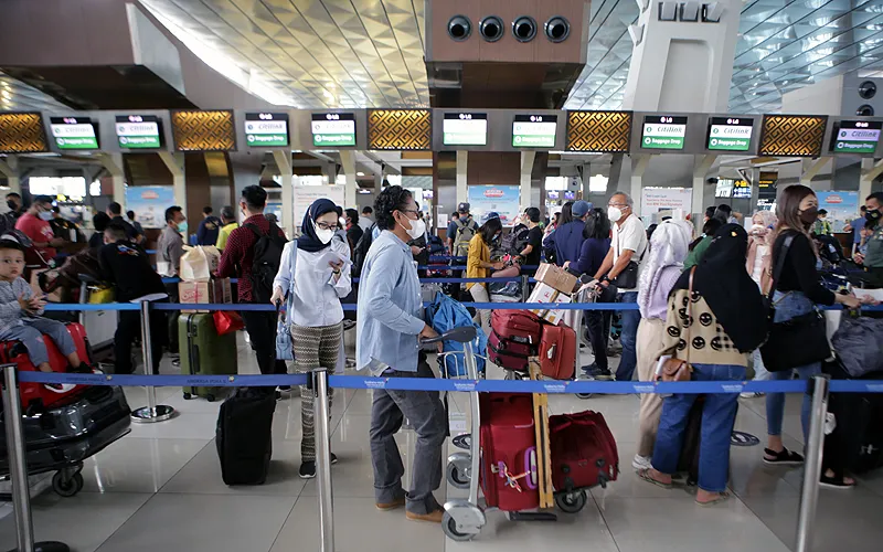 Sejumlah penumpang pesawat berjalan di area Terminal 3 Bandara Internasional Soekarno Hatta, Tangerang, Banten. Direktorat Jenderal Imigrasi Kementerian Hukum dan Hak Asasi Manusia mencatat selama periode 1 hingga 16 Desember 2021, sebanyak 37.214 WNI melakukan perjalanan ke luar negeri melalui Bandara Soekarno Hatta, sedangkan WNI yang tiba ke Indonesia melalui Bandara Soekarno Hatta dari luar negeri sebanyak 40.557 orang. Robinsar Nainggolan