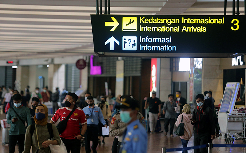 Sejumlah penumpang pesawat berjalan di area Terminal 3 Bandara Internasional Soekarno Hatta, Tangerang, Banten. (Robinsar Nainggolan)
