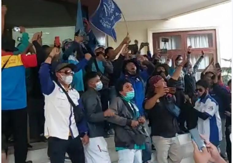 Buruh saat menduduki Kantor Gubernur Banten (Foto: istimewa)