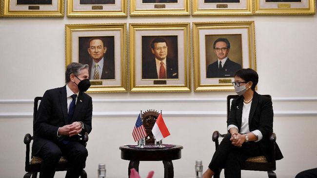 Menlu AS, Antony Blinken, dan Menlu Retno Marsudi disebut membahas kemungkinan normalisasi hubungan RI dengan Israel saat mereka bertemu di Jakarta pekan lalu. (Reuters/Pool)