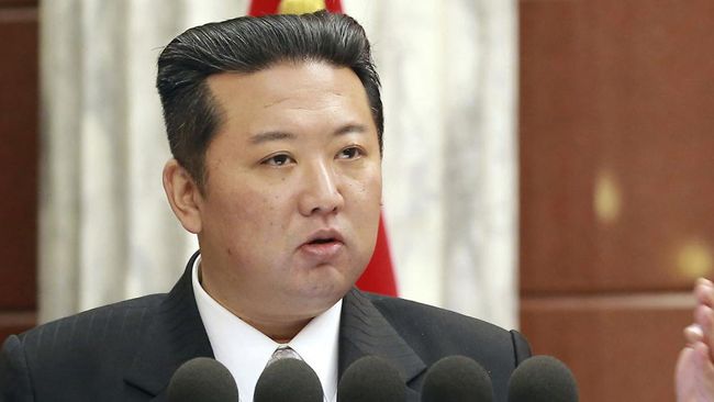 Pemimpin Korut, Kim Jong-un, tampak semakin kurus di rapat Komite Sentral Partai Buruh Korea Utara. (AP/朝鮮通信社)