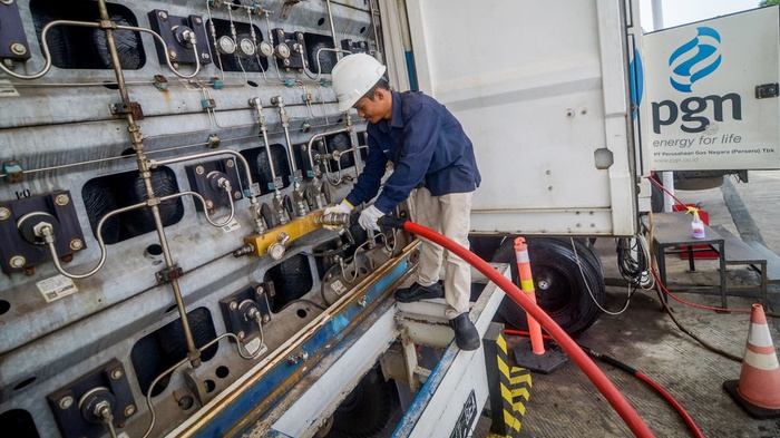 Teknisi memeriksa jaringan gas di Mobile Refueling Unit (MRU) milik PT Perusahaan Gas Negara (PGN) di Bandung, Jawa Barat, Kamis (5/12/2019). ANTARA FOTO/Raisan Al Farisi