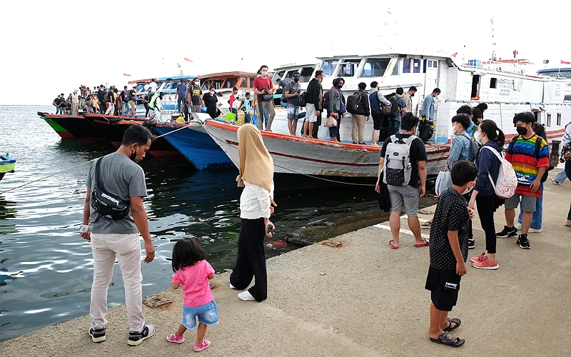 Wisatawan turun dari kapal seusai piknik dari Kepulauan Seribu di Dermaga Kali Adem, Muara Angke, Jakarta Utara, Minggu (2/1). Destinasi wisata di Kepulauan Seribu menjadi salah satu pilihan favorit warga untuk menghabiskan waktu libur Tahun Baru. Robinsar Nainggolan