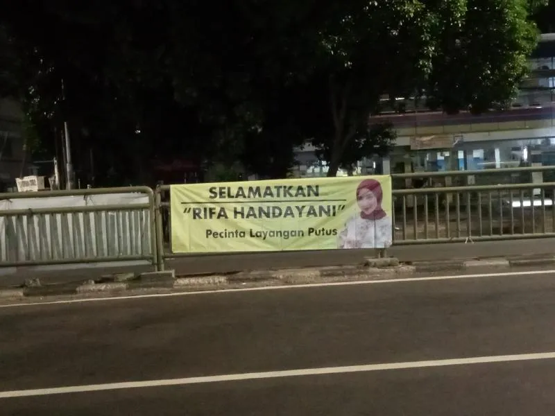 Spanduk dukungan terhadap Rifa Handayani (ist)