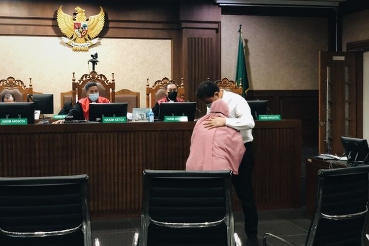Mantan Wakil Ketua DPR Azis Syamsuddin menangis dengar keterangan saksi meringankan di Pengadilan Tipikor Jakarta Pusat (kompas)