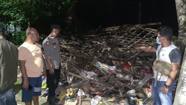 Tim Gegana dari Polda Banten menyisir lokasi ledakan di Pandeglang, Senin (10/1). (Foto: Arsip Polda Banten)