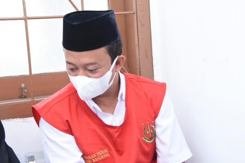 Herry Wirawan respons tuntutan mati oleh JPU karena perkosa 13 santri (pikiran rakyat)