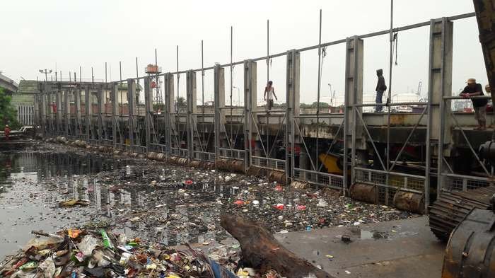 Pemprov DKI anggarkan Rp197 miliar lebih untuk bangun saringan sampah di perbatasan (Tribun)
