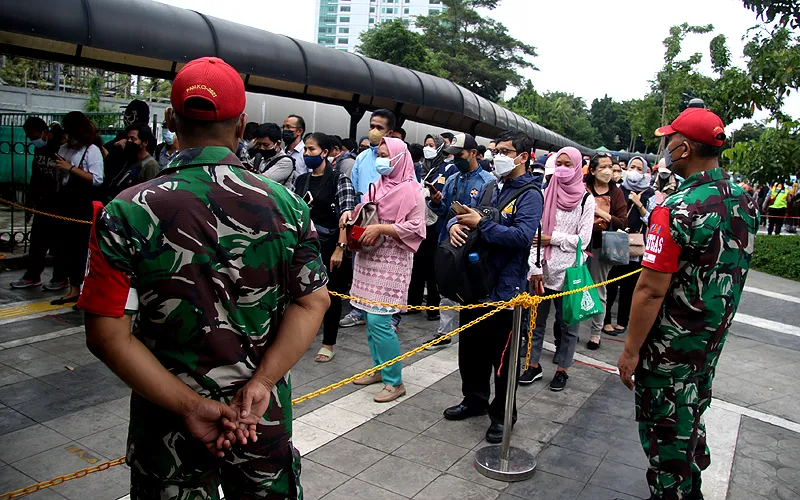 Dengan kapasitas gerbong yang kini dapat menampung hingga 100 persen, warga tampak ramai saat menunggu Stasiun Tanah Abang, Jakarta Rabu (12/1). Aktivitas masyarakat di awal tahun 2022 cukup tinggi saat pemberlakuan pembatasan kegiatan masyarakat PPKM Level 2 untuk Kota Jakarta. Robinsar Nainggolan