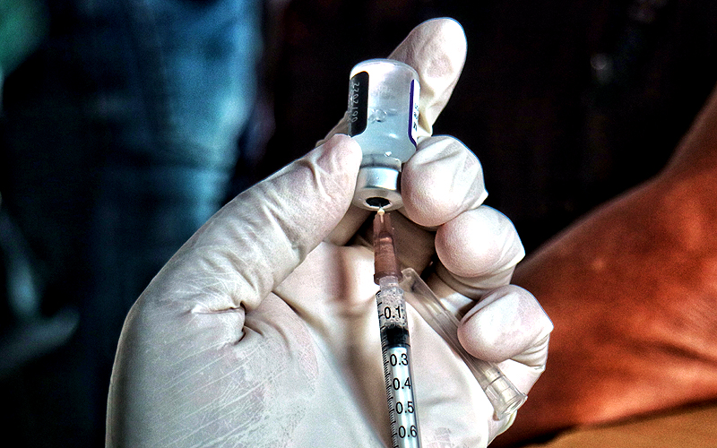 Petugas kesehatan menyuntikkan vaksin Covid-19 dosis ketiga kepada warga saat vaksinasi booster Covid-19 di Puskesmas Kecamatan Kramat Jati, Jakarta Timur, Rabu (12/11). (Robinsar Nainggolan)