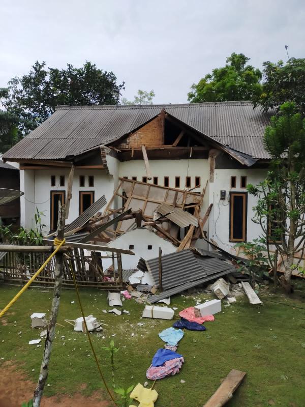 Atap rumah warga terlihat ambrol akibat guncangan gempa 6,6 M di Banten (Dok.Ist)