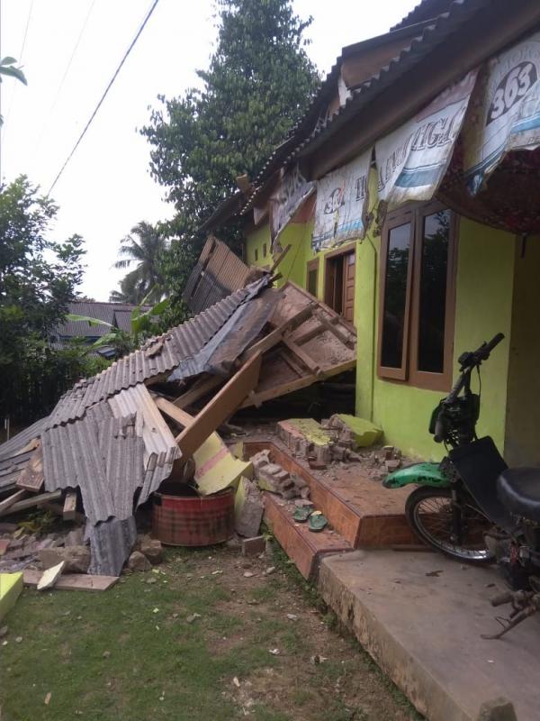 Salah satu rumah rusak akibat gempa M 6,6 di Provinsi Banten (Dok. BNPB)