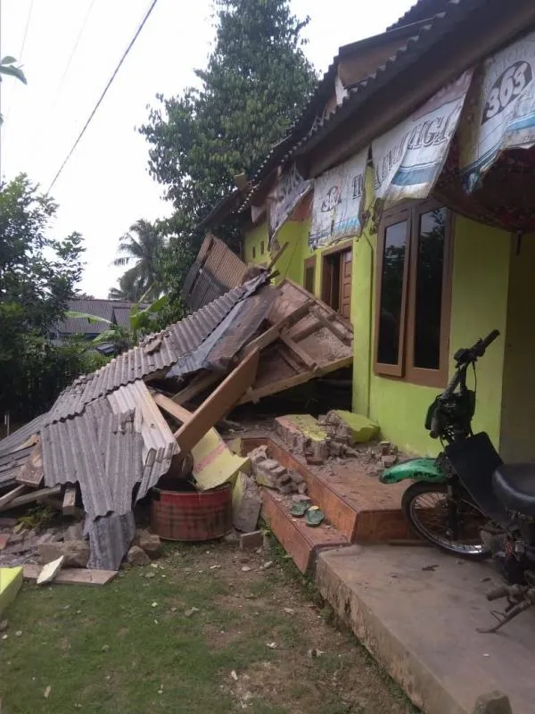 Ilustrasi rumah rusak karena gempa. Salah satu rumah rusak akibat gempa M 6,6 di Provinsi Banten (Dok. BNPB)