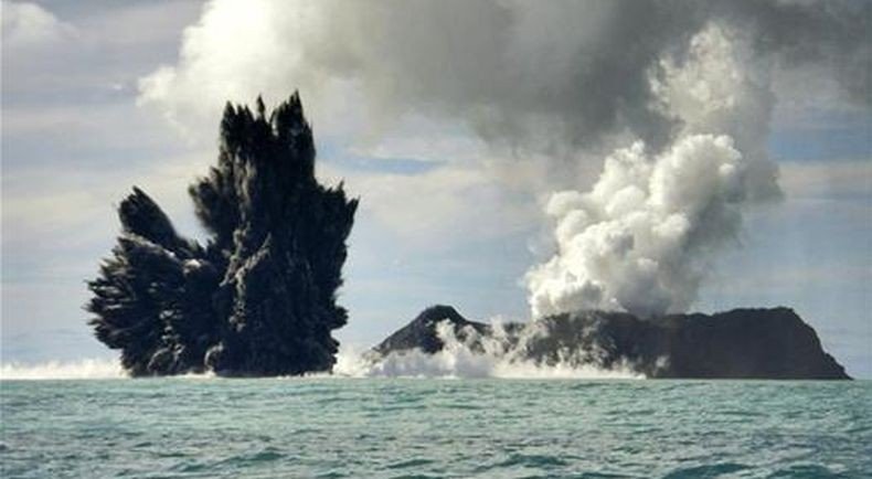 Erupsi Gunung Tonga (Reuters)