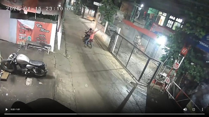 Pria bercelurit tertangkap CCTV lemari rumah warga dengan batu di Cimanggis, Depok (Detik)