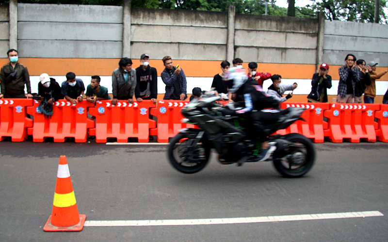 Ajang lomba jalanan legal alias street race mulai dilaksanakan di Ancol, Jakarta Utara, pada Minggu (16/1/2022) sekitar pukul 11.05 WIB. street race ini akan mengadu para pebalap secara head-to-head atau satu lawan satu balapan ini terbagi dalam 8 kelas. Robinsar Nainggolan