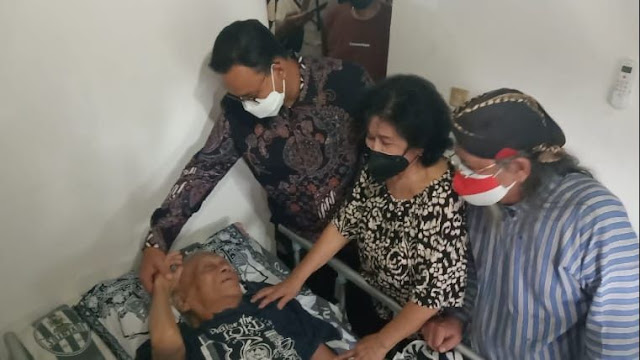 Anies Baswedan Diam-diam Bawa Sastrawan Remy Sylado ke Rumah Sakit. (Istimewa).