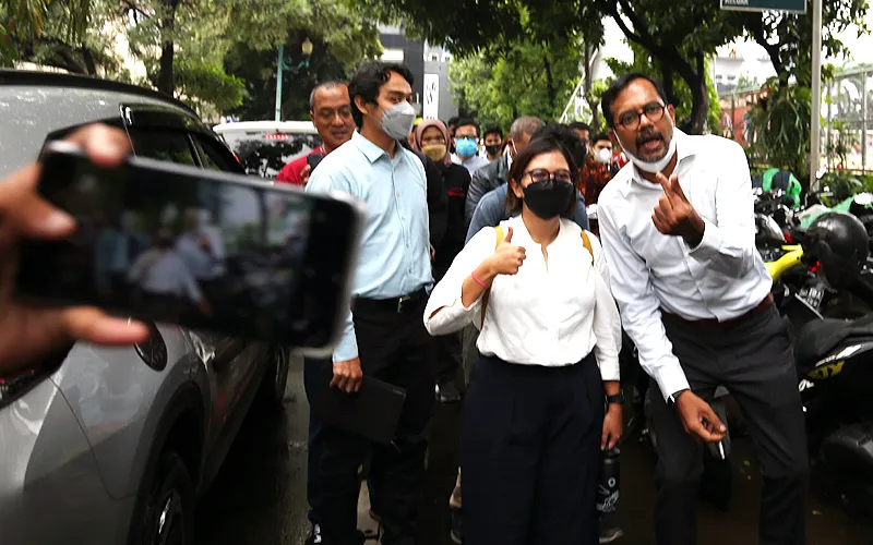 Haris Azhar dan Fatia tiba di Polda Metro Jaya hari ini, Selasa (18/1). Keduanya hadir guna diperiksa sebagai terlapor atas kasus dugaan fitnah dan pencemaran nama baik terhadap Menteri Koordinator Bidang Kemaritiman dan Investasi, Luhut Binsar Pandjaitan. Kuasa hukum Fatia, Julius Ibrani, mengatakan bahwa dua somasi yang dilayangkan Luhut telah dijawab kliennya. Robinsar Nainggolan