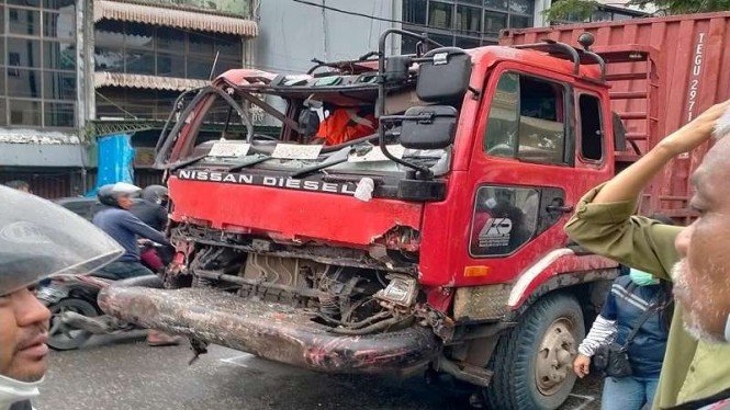 Kecelakaan di Simpang Rampak, Balikpapan (Viva)