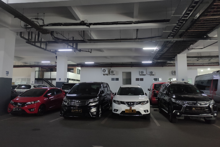 Sebanyak lima mobil mewah berpelat nomor sama berjejer di parkiran Gedung Nusantara II Kompleks Parlemen Senayan, Jakarta, Rabu (19/1/2022)(ISTIMEWA)