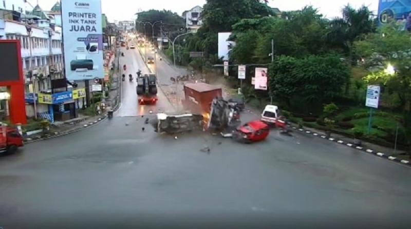 (Foto: Rekaman CCTV detik-detik kecelakaan maut truk tronton tabrak sejumlah pengendara di Balikpapan, Kaltim. (dok. Istimewa)