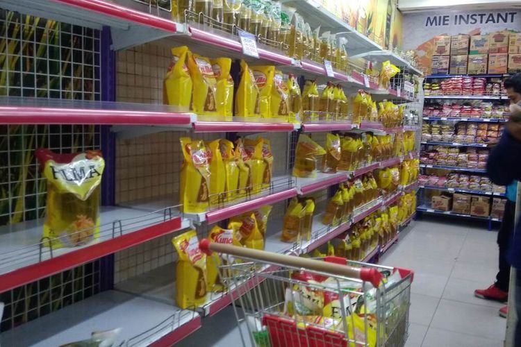 Minyak goreng murah di Pasar Swalayan mulai habis akibat panic buying (Kompas)