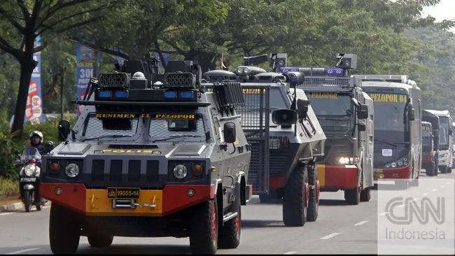 Kendaraan tempur Brimob kawal pemindahan bandar narkoba ke Lapas Nusakambangan (cnnindonesia)