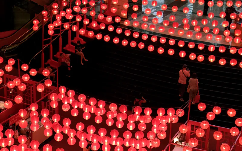 Pusat perbelanjaan di kawasan Tomang, Jakarta Barat ini menyajikan nuansa Chinese Market dengan keindahan cahaya dari ribuan lampion sebagai centerpiece, dan berbagai ornamen imlek dengan warna merah yang konon katanya dapat memberi keberuntungan. Chinese Market identik dengan barisan toko makanan yang saling berseberangan di antara jalan yang sempit disisni anda bisa merasakan nuansa chinese market, pastinya lebih nyaman karena berada di indoor area sehingga membuat pengunjung tidak kehujanan m