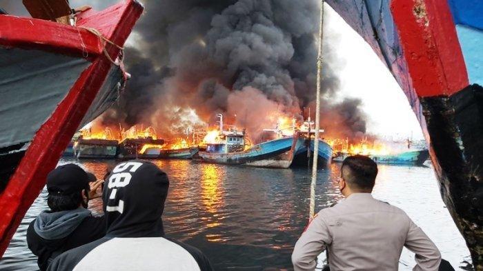 Kebakaran kapal nelayan di Pelabuhan Pelindo III di Tegal, Jawa Tengah (Tribun)