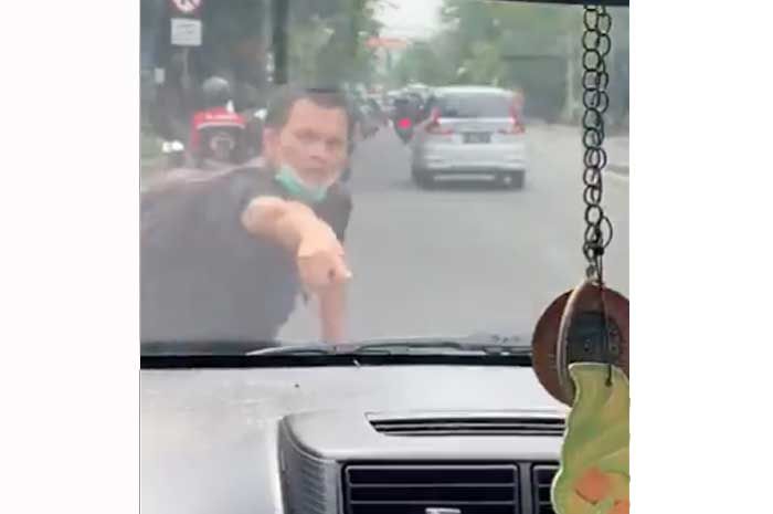 Viral video seseorang yang berpura-pura menjadi korban tabrak lari di Jalan TB Simatupang, Jakarta Timur. /Twitter @danrem
