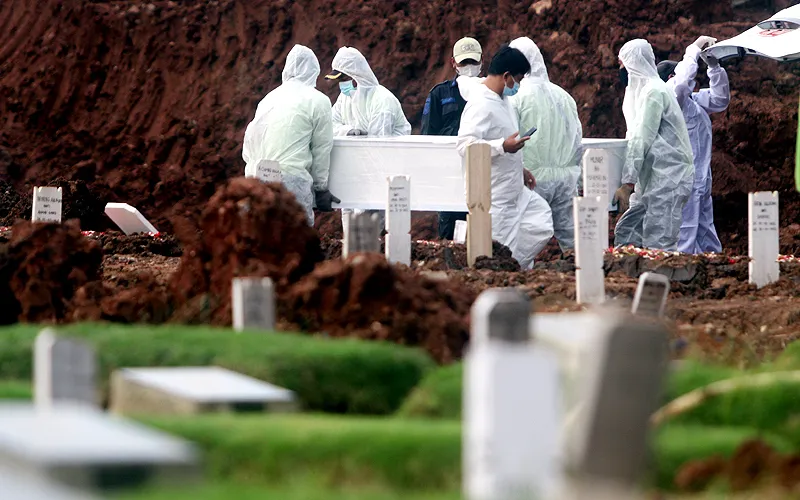 Pekerja memakamkan jenazah Covid-19 di Pemakaman Rorotan, Jakarta, Jumat, 4/2/2022.Kasus Covid-19 di Jakarta terus bertambah hingga menelan korban jiwa. Pada Jumat (4/2/2022)  ada 13 orang pasien Covid-19 di Jakarta yang meninggal dunia. Salah satu petugas pemakaman TPU Rorotan Anjas mengatakan  adanya lonjakan ini sejak pertengahan Januari kemarin. Robinsar Nainggolan