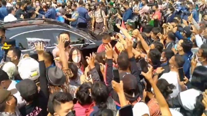 Kerumunan massa saat Jokowi kunjungi danau Toba, Sumut (oposisi cerdas)