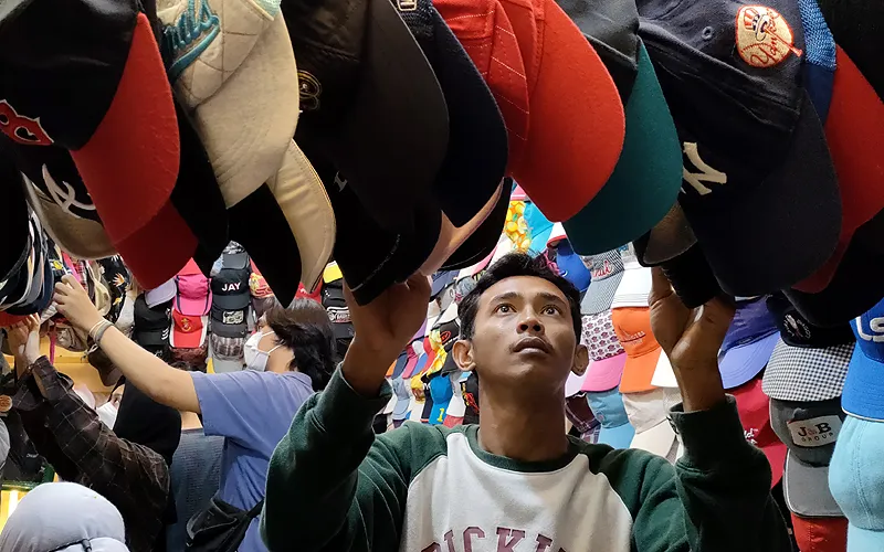 Sejumlah pembeli memilih baju bekas atau yang biasa disebut thrifting  di Pasar Senen, Jakarta Pusat. Di tengah pandemi covid-19 tren thrifting, menjadi salah satu alternatif bisnis menjanjikan bagi pedagang baju era pandemi, menurut pedagang dengan berkurangnya pendapatan akibat pandemi membuat tren tersebut banyak di minati banyak kalangan. Robinsar Nainggolan